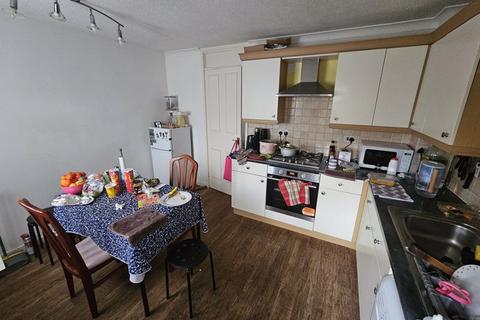 2 bedroom semi-detached house to rent, Hawthorn Close, Bristol