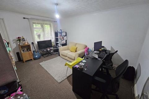 2 bedroom semi-detached house to rent, Hawthorn Close, Bristol