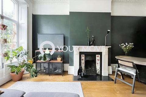 2 bedroom flat to rent, Stratheden Road, London SE3