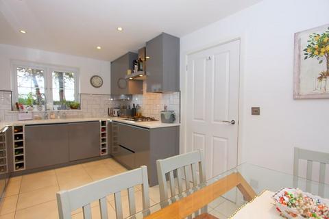 6 Abrahams Close, Amersham, HP7 9FA