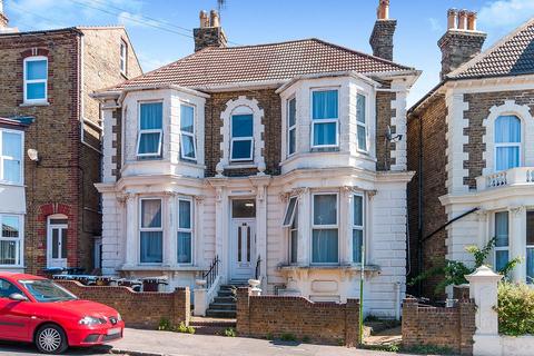 1 bedroom flat to rent, Crescent Road, Kent CT11