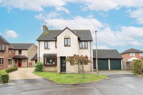 4 bedroom detached house for sale, Tangmere Close, Bicester OX26