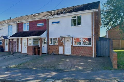 3 bedroom end of terrace house for sale, Queendown Avenue, Rainham