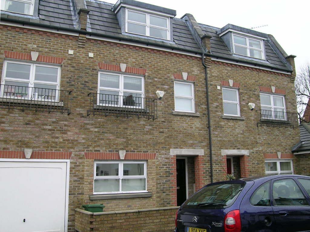 Charles Street, Barnes SW13 3 bed terraced house to rent £3,600 pcm