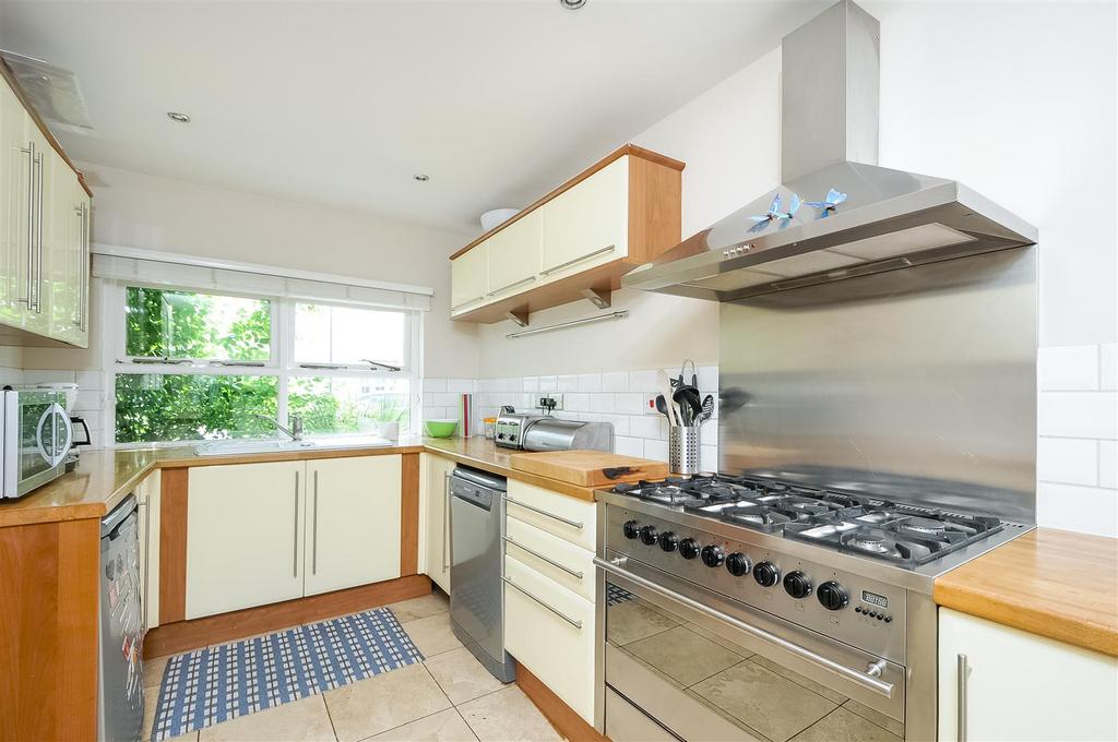 Charles Street, Barnes SW13 3 bed terraced house to rent £3,600 pcm