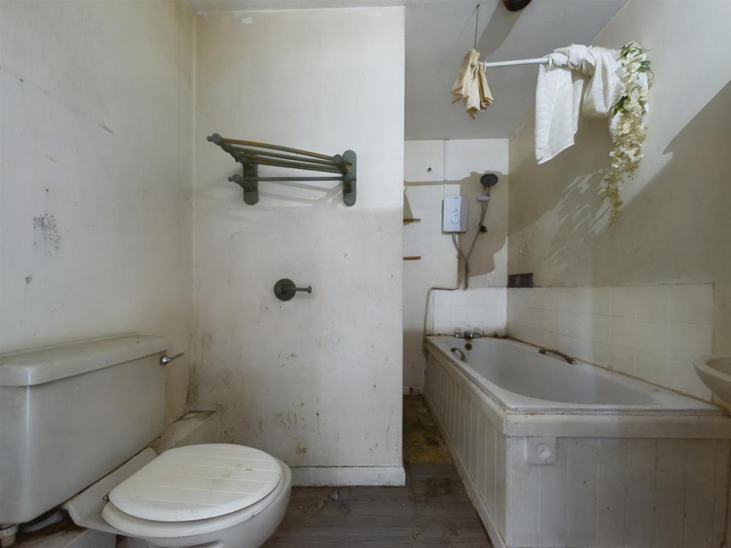 Bathroom (2).jpg