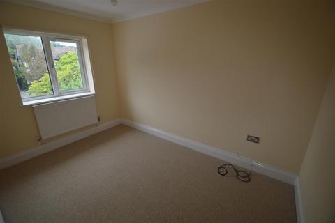 1 bedroom ground floor flat to rent, First Avenue, London, E12