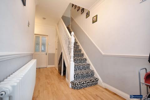 4 bedroom semi-detached house for sale, Lyndhurst Drive, Hornchurch, RM11