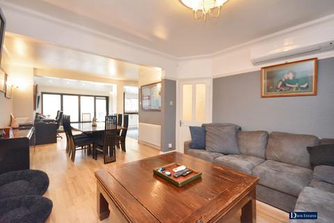 4 bedroom semi-detached house for sale, Lyndhurst Drive, Hornchurch, RM11