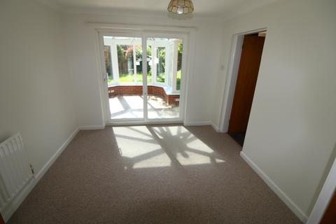 3 bedroom bungalow to rent, Gatcombe Close, Stretton DE13