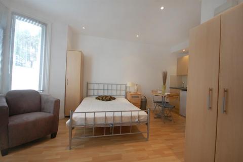 Studio to rent, Earls Court Gardens, London SW5