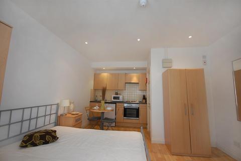 Studio to rent, Earls Court Gardens, London SW5