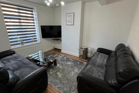 3 bedroom terraced house to rent, Abbots Road, Edgware