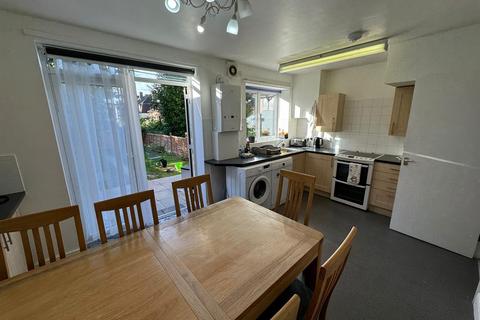 3 bedroom terraced house to rent, Abbots Road, Edgware