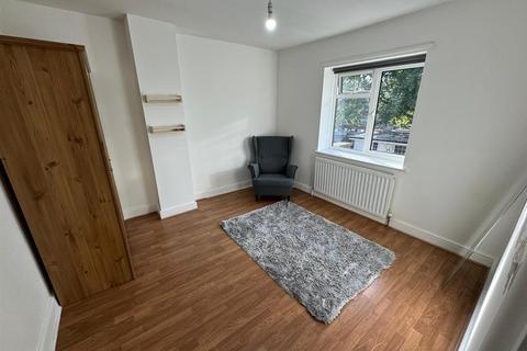 3 bedroom terraced house to rent, Abbots Road, Edgware