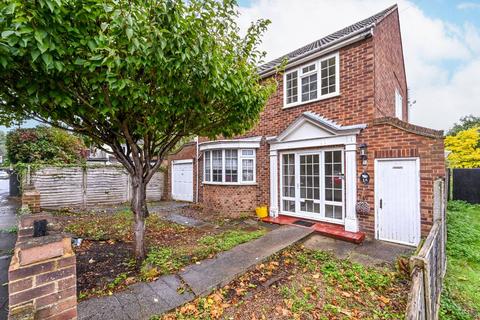 3 bedroom semi-detached house to rent, Brainton Avenue, Feltham, TW14