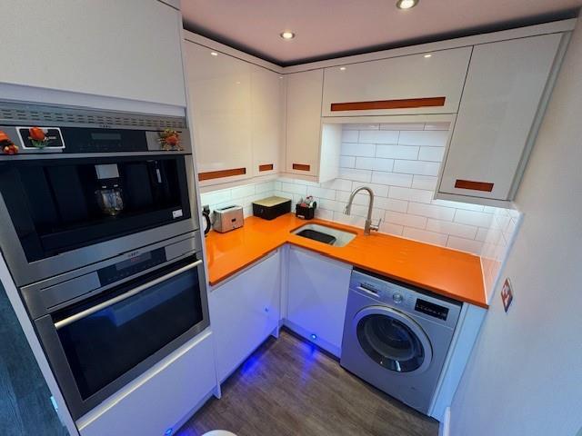 Kitchen 2.jpg