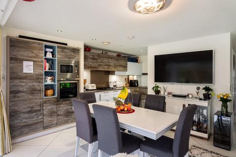 4 bedroom detached house to rent, Ashton Gardens, Stamford Bridge, York, YO41