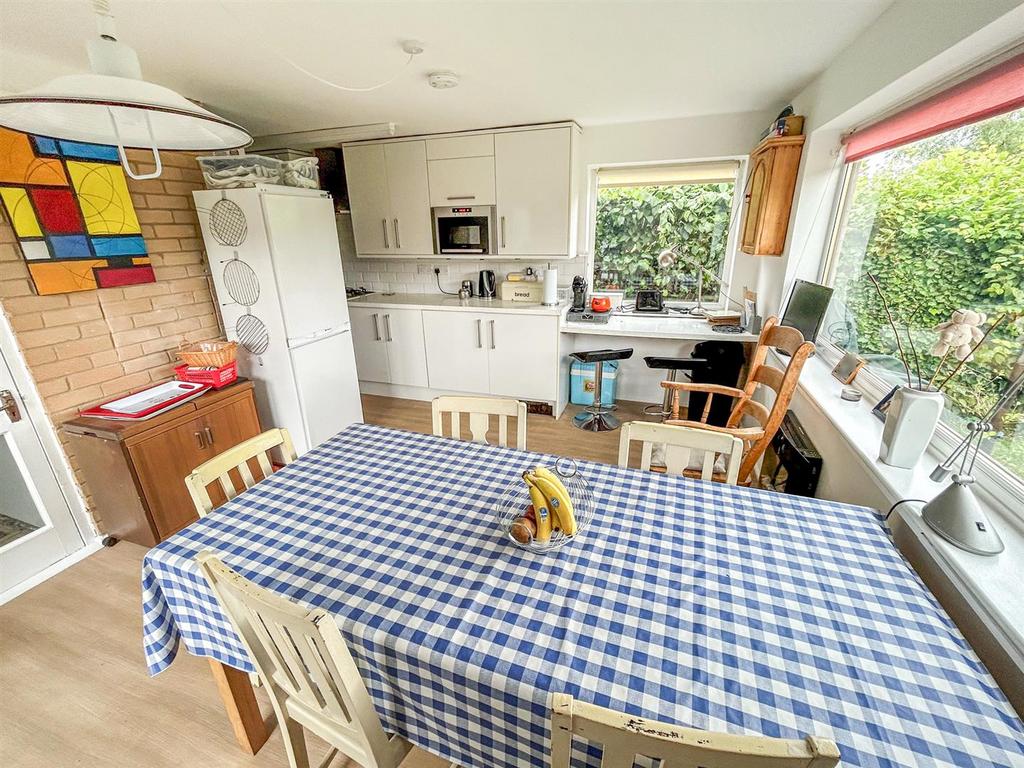 Kitchen/ Dining Room