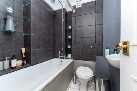 Flat G, 12 Sutherland Road, London, W13 0DT