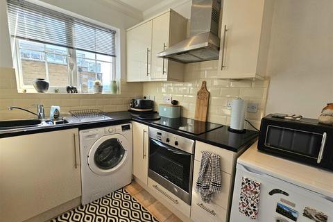 2 bedroom flat to rent, Golden Gate Way, Eastbourne BN23