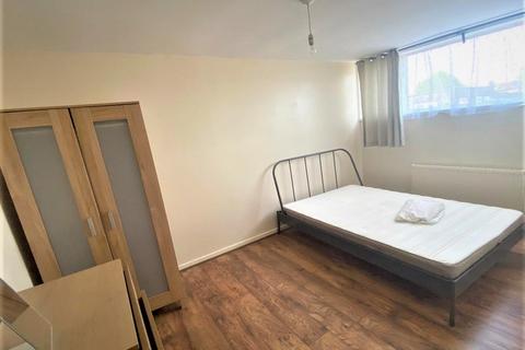 1 bedroom in a house share to rent, Double Room 64 Blenheim Gardens, London