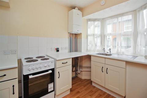 3 bedroom terraced house to rent, Gordon Road, Canterbury