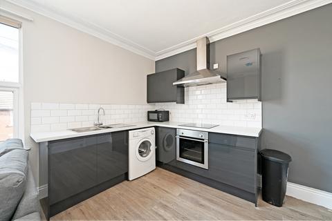 2 bedroom flat to rent, at Sheffield, Flat 1, 108, Alderson Road S2