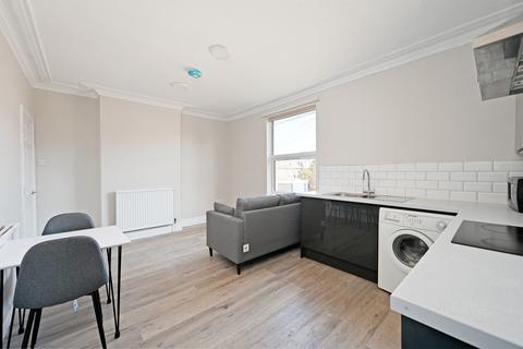 2 bedroom flat to rent, at Sheffield, Flat 1, 108, Alderson Road S2