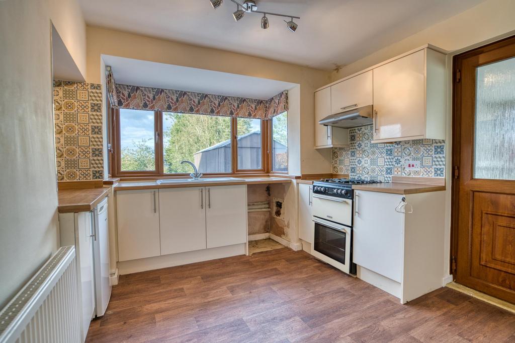Rotherham Baulk, Carlton in Lindrick... 3 bed semidetached house for