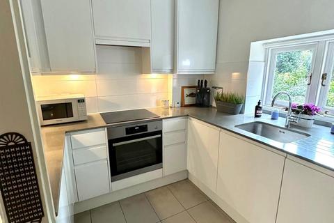 3 bedroom flat to rent, Queens Road, Richmond, TW10