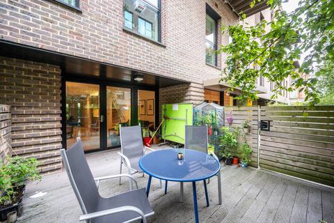 9 Victory Place, London, SE17 1PG