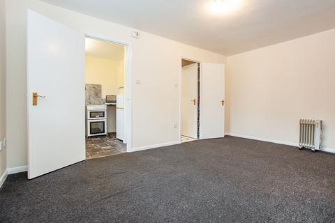 Studio to rent, King Georges Avenue, Watford WD18