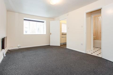 Studio to rent, King Georges Avenue, Watford WD18