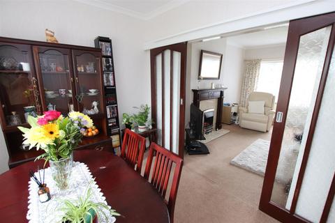 4 Hillcrest Mount, Scholes, Cleckheaton, BD19 6LZ