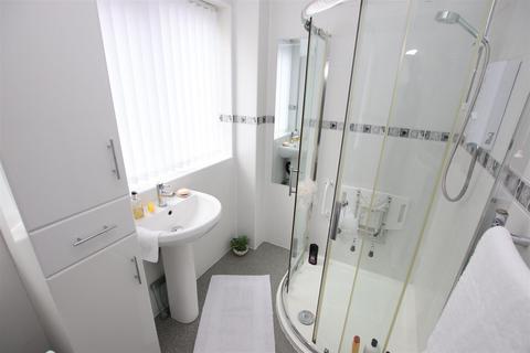 4 Hillcrest Mount, Scholes, Cleckheaton, BD19 6LZ