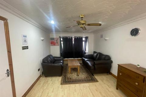 5 bedroom detached house to rent, Walsall Road, Wednesbury