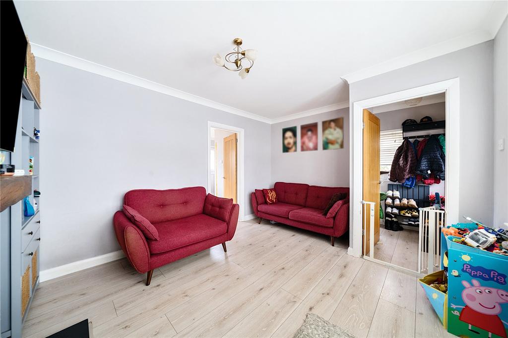 Normanhurst Road, WaltonOnThames, KT12 2 bed semidetached house for