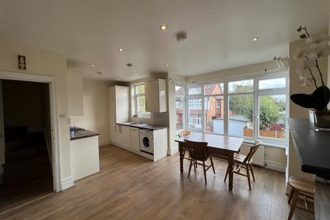 3 bedroom flat to rent, 24a Radnor Road, HA1