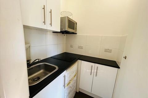 Studio to rent, Oldfield Lane North, Greenford, UB6