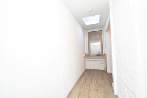 2 bedroom terraced house to rent, Esslemont Road, Southsea PO4