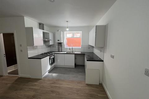 2 bedroom apartment to rent, East Road, Longsight, Manchester