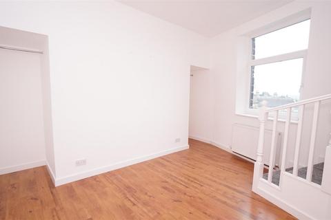 2 bedroom flat to rent, The Green, Idle