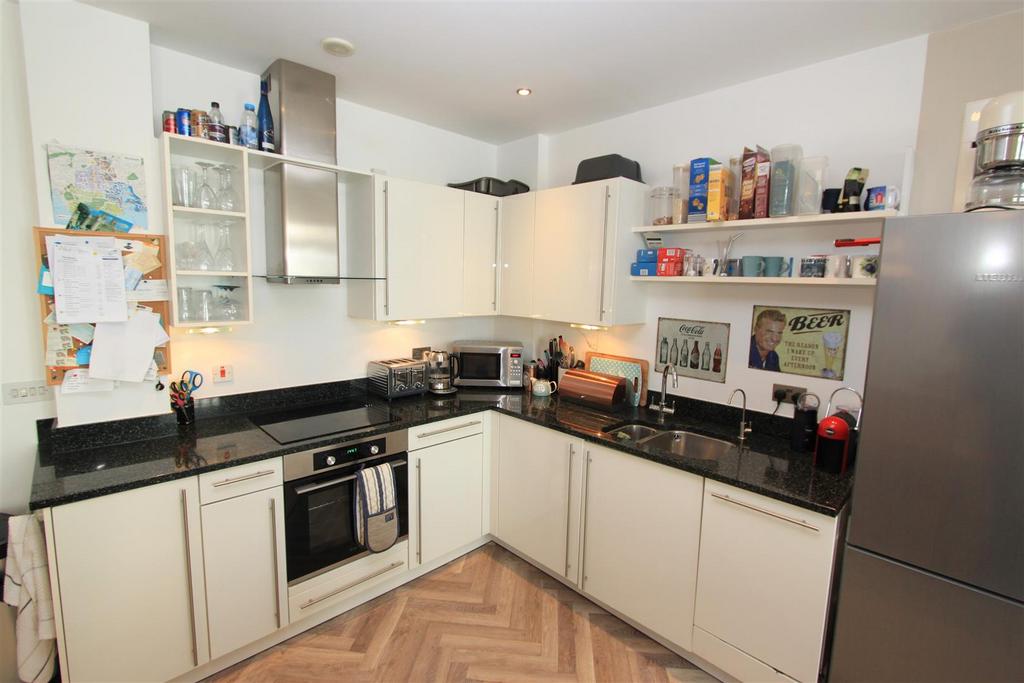 Azure, Plymouth PL1 2 bed apartment to rent £1,295 pcm (£299 pw)