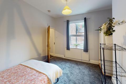 4 bedroom terraced house to rent, 11 Grimsby Terrace