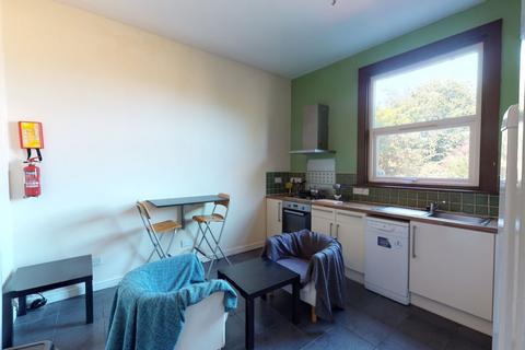 2 bedroom flat to rent, Flat 3, 44 Addison Street