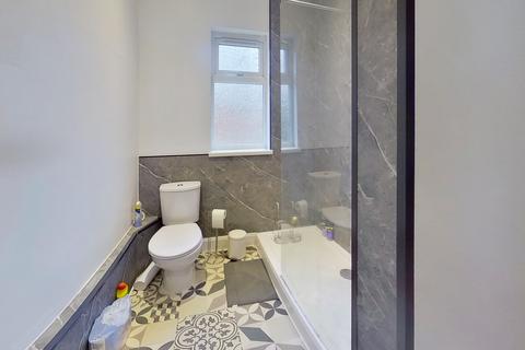 2 bedroom flat to rent, Flat 3, 44 Addison Street