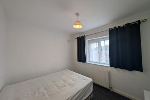 2 bedroom flat to rent, Byards Croft, London SW16