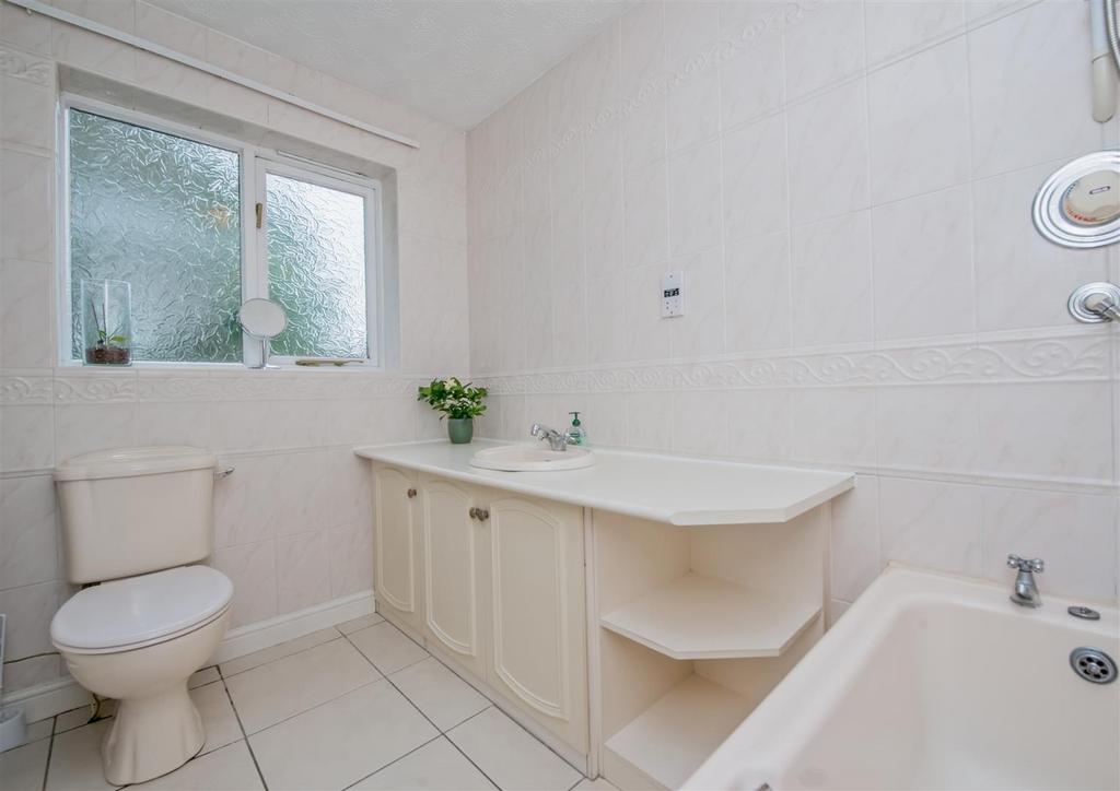 En suite Bathroom / WC: