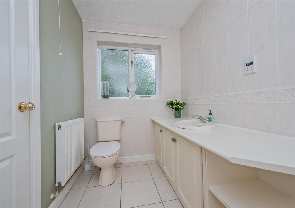 En suite Bathroom / WC: